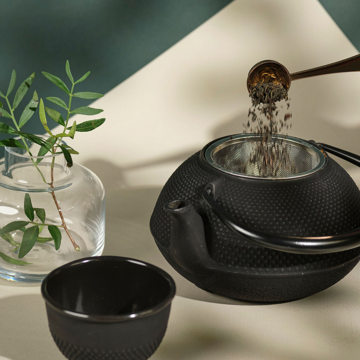 Gusseisen-Teekanne Arare Iwachu mit Sieb – 1,15L Schwarz