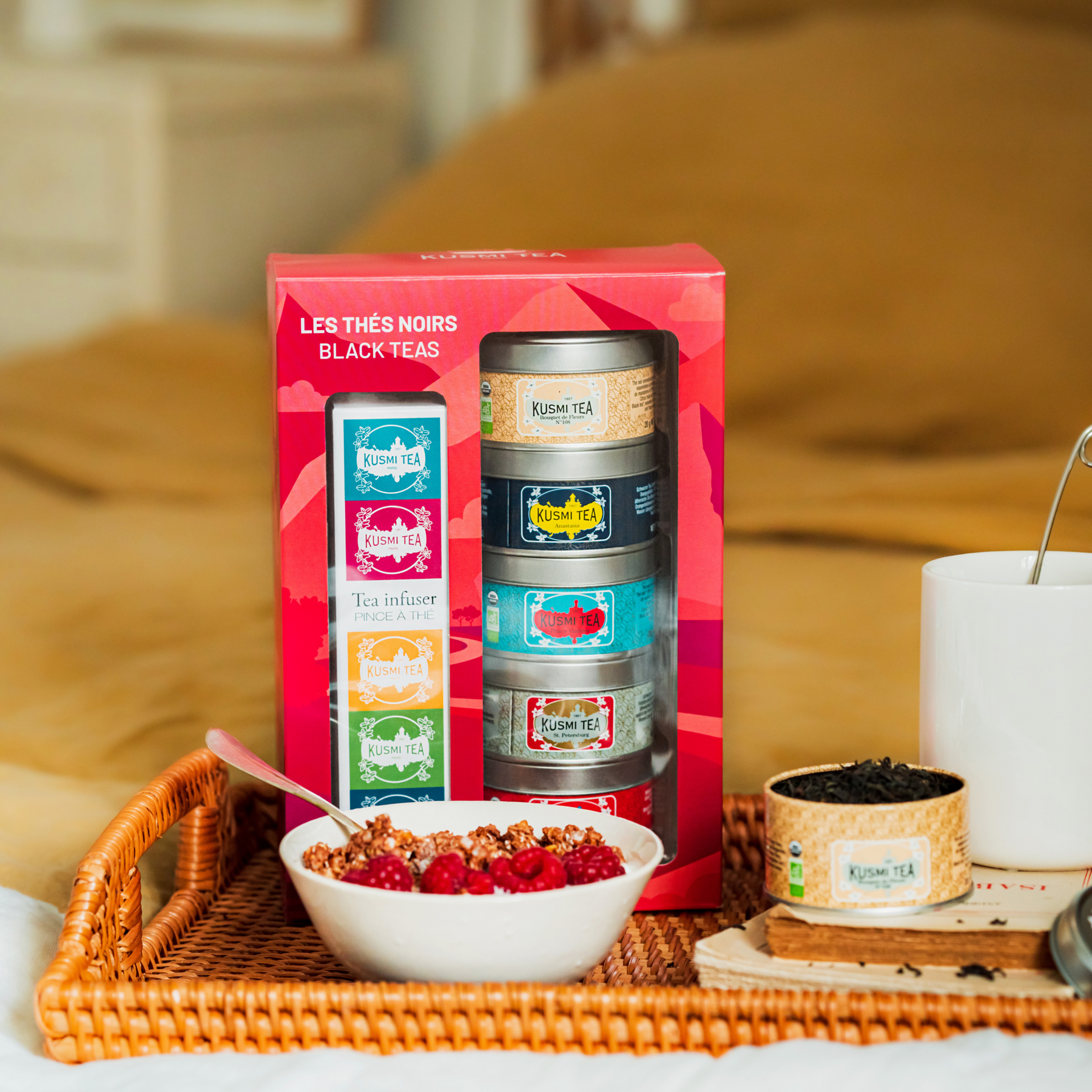 Coffret Les Thés Noirs bio avec une pince à thé