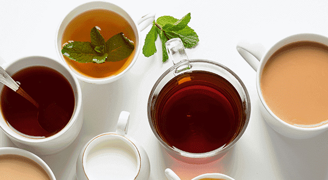 Tasses de thé noir et de thé vert